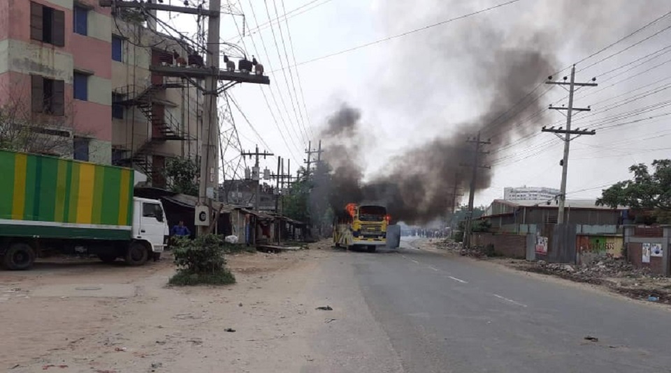 আশুলিয়ায় বাস চাপায় শ্রমিক নিহত, বাসে আগুন