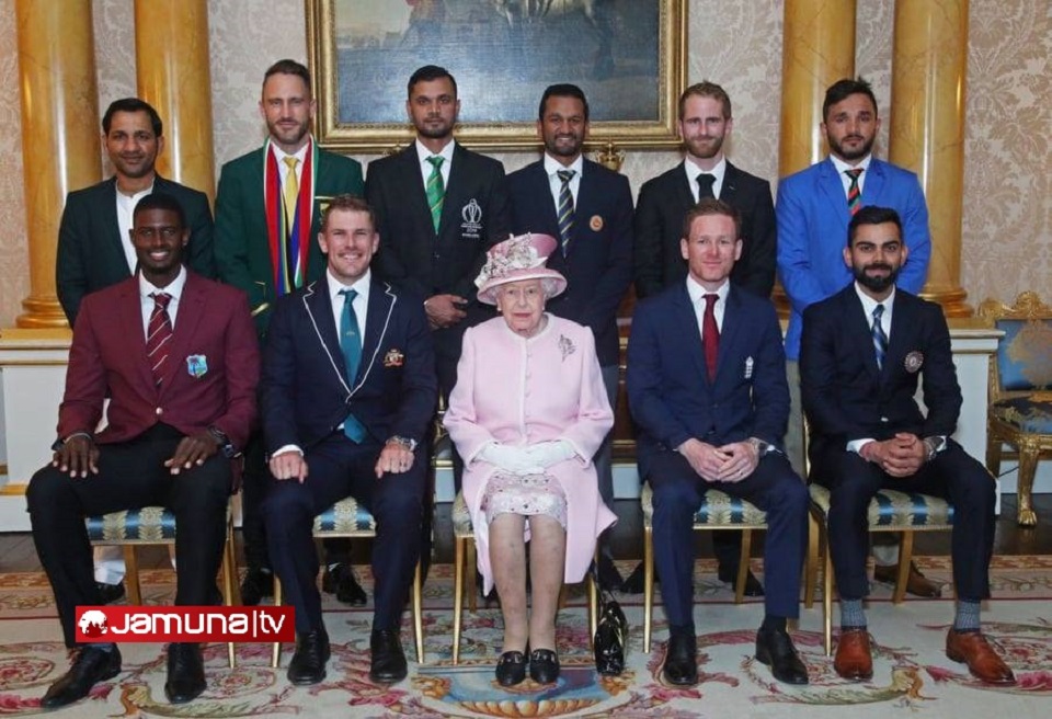 বাকিংহাম প্যালেসে রানীর সাথে বিশ্বকাপের ১০ অধিনায়ক