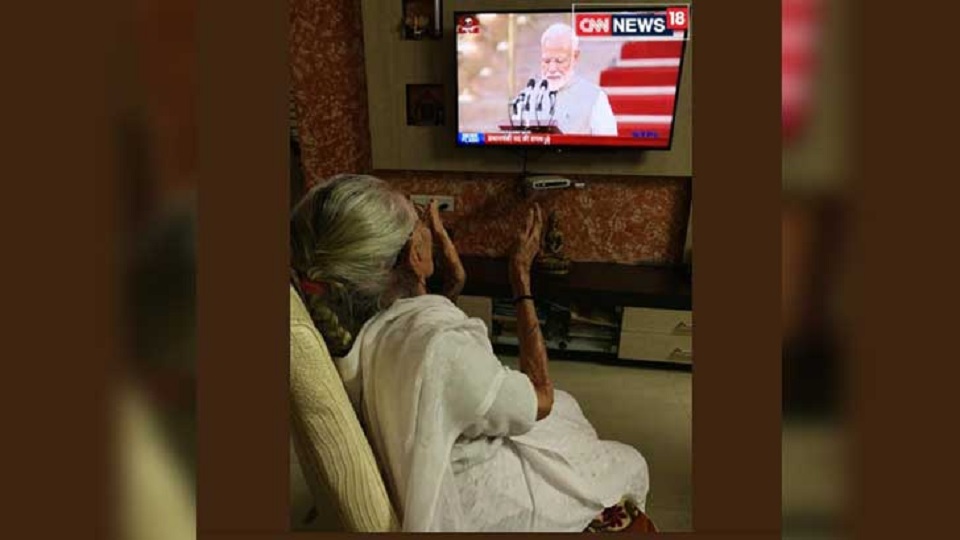 শপথ গ্রহণ টিভিতে দেখলেন মোদির মা