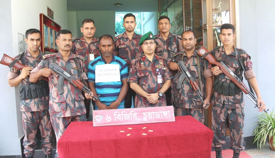 বাসযাত্রীর পায়ুপথ থেকে ৬টি স্বর্ণের বার উদ্ধার