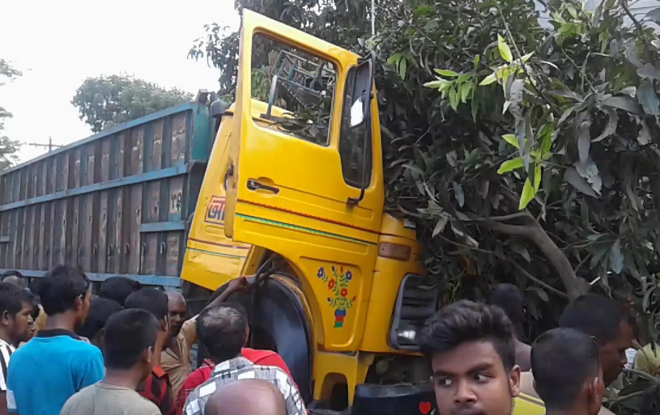নিয়ন্ত্রণ হারিয়ে বাড়ির ভেতর ট্রাক, গৃহকর্তা নিহত