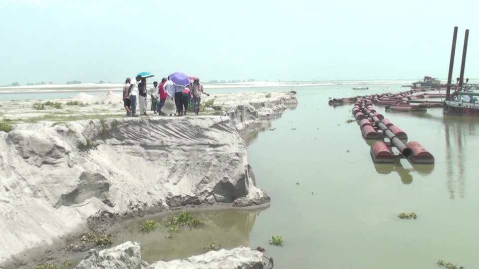 গাইবান্ধায় ব্রহ্মপুত্র নদ খনন কাজে অনিয়ম ও দুর্নীতির অভিযোগ