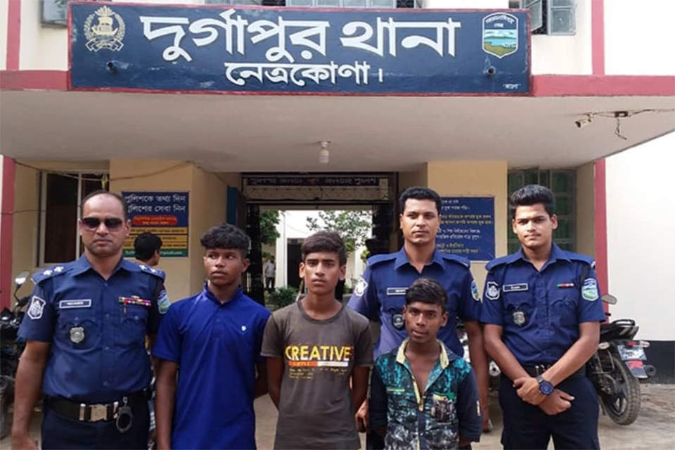 ট্রাক চালকের বয়স ১৪, হেলপারের ১৩