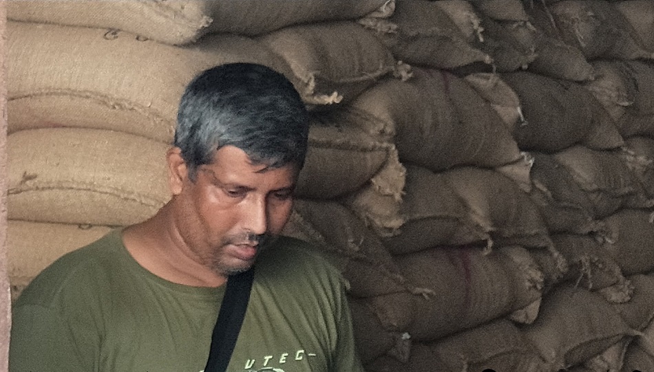 চাল পাচারের সময় ধরা খেলেন গুদামরক্ষক