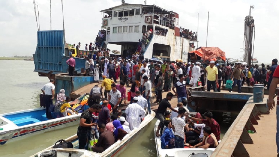 নিষেধাজ্ঞা অমান্য করে শিমুলিয়া-কাঠালবাড়ি রুটে চলছে স্পিডবোট-ট্রলার