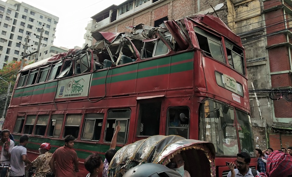 বেপরোয়া চালক, অল্পের জন্য বেঁচে গেলেন ঢাবির বেশ কয়েকজন শিক্ষার্থী