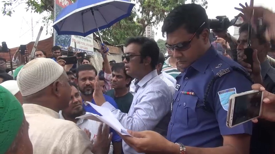 জমি দখল নিতে গিয়ে এলাকাবাসীর বাধার মুখে প্রশাসন