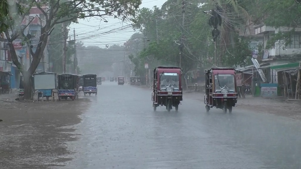 মধ্যরাতে খুলনা, দক্ষিণ-পশ্চিম উপকূলে আঘাত করবে ফণি