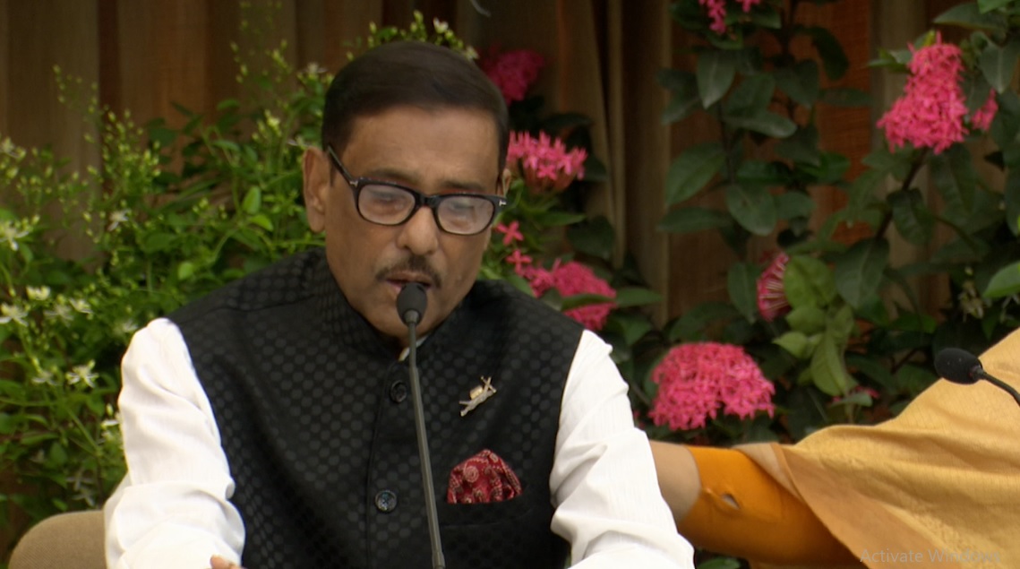 কৃতজ্ঞতা জানাতে গিয়ে আবেগপ্রবণ ওবায়দুল কাদের, পিঠে প্রধানমন্ত্রীর স্নেহের পরশ