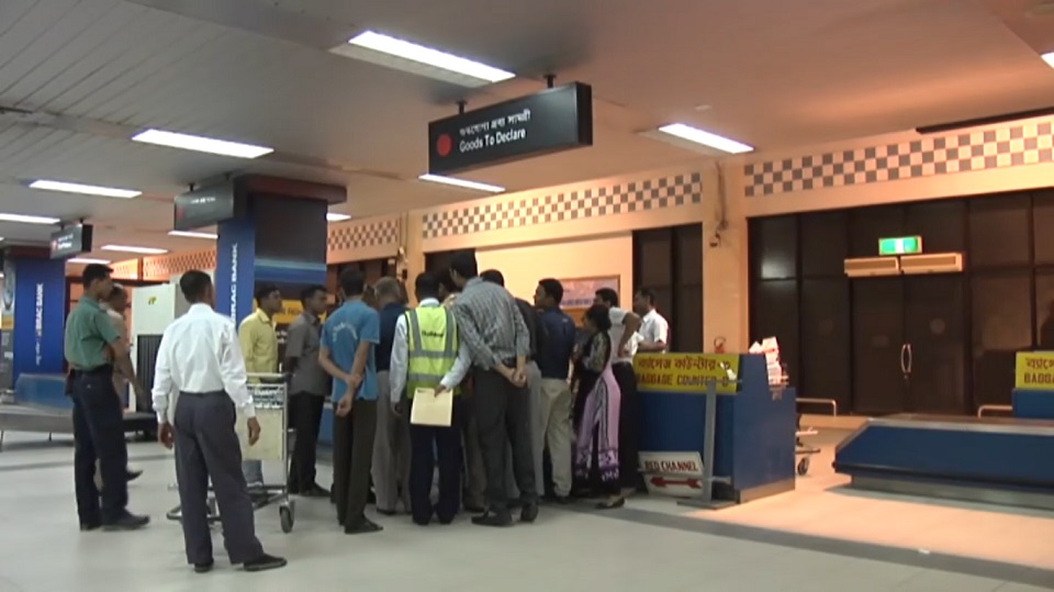 চট্টগ্রাম বিমানবন্দরে ২৪ পিস স্বর্ণের বার উদ্ধার, চীনা নাগরিক আটক