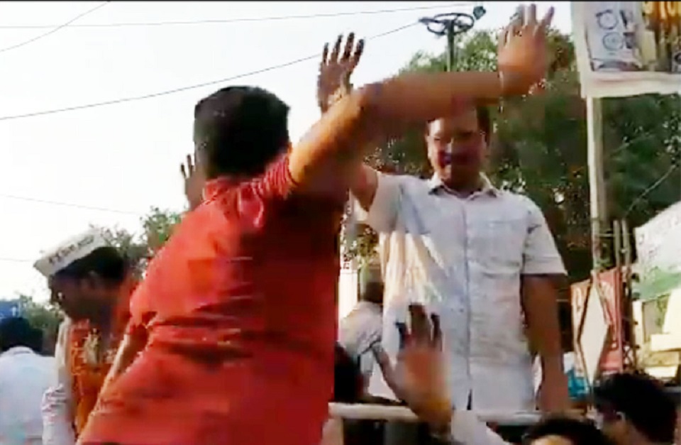 অরবিন্দ কেজরিওয়ালকে চড় মারলেন ভোটার