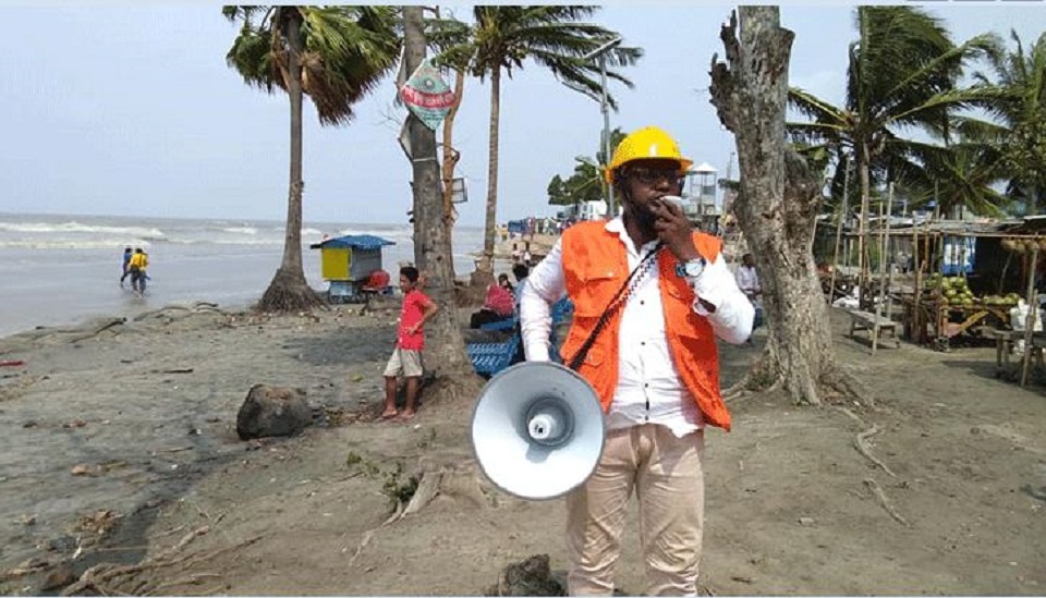 ঘূর্ণিঝড়ে নিরাপদ থাকতে কী করবেন?