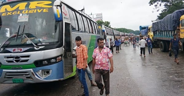 দৌলতদিয়া-পাটুরিয়া রুটে বন্ধ নৌযান চলাচল, দু’পারে যানজট