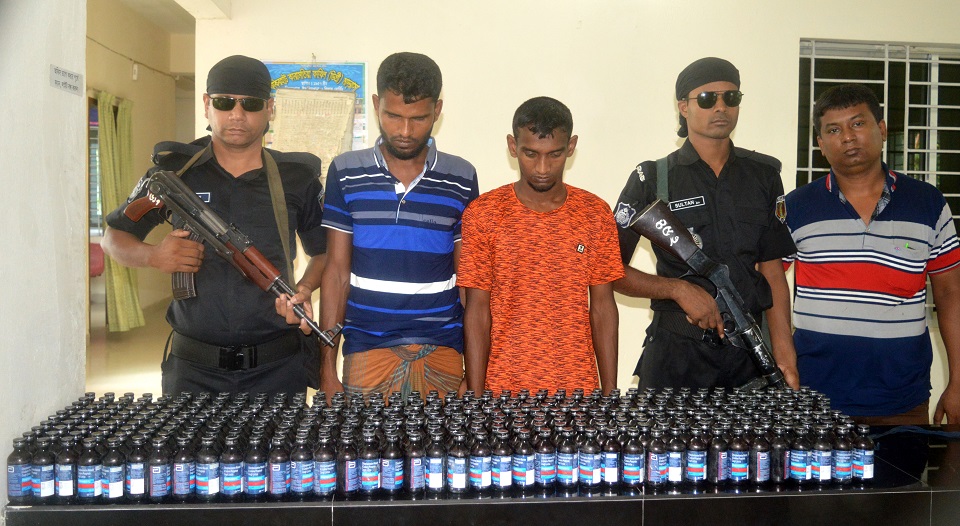 ফেনসিডিলসহ দুই মাদক ব্যাবসায়ীকে আটক