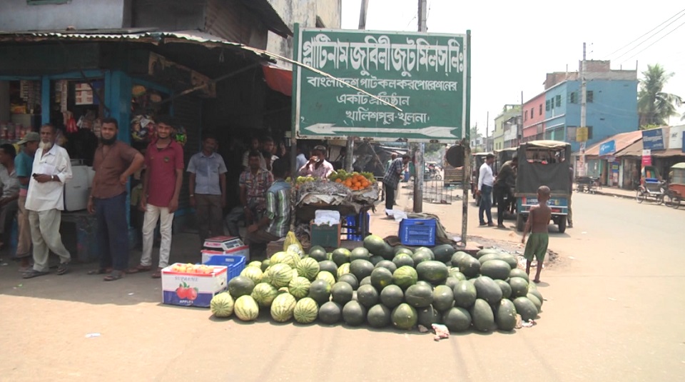 তৃতীয় দিনের মতো উৎপাদন বন্ধ রেখেছে খুলনার রাষ্ট্রায়ত্ত পাটকল শ্রমিকরা