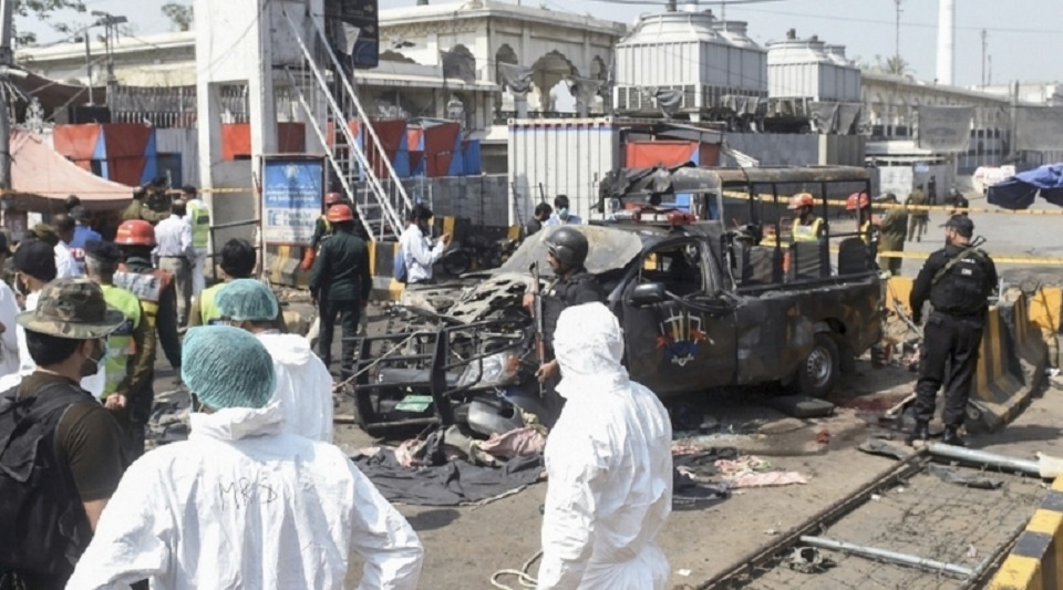 পাকিস্তানে মাজারে আত্মঘাতী বোমা হামলায় ৫ পুলিশ নিহত