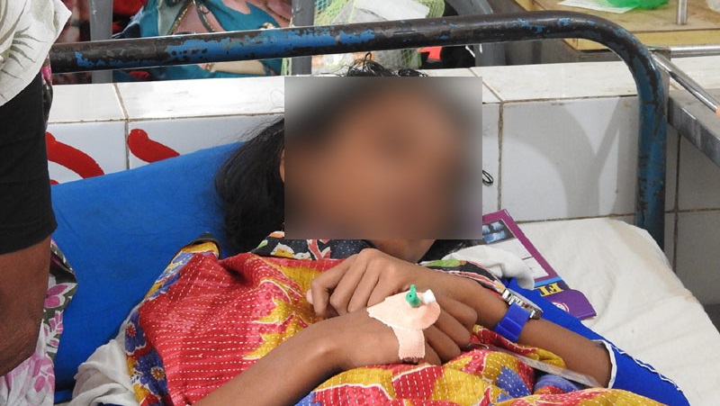 প্রেমের প্রস্তাব প্রত্যাখ্যান করায় ৮ম শ্রেণির ছাত্রীকে হাতুড়িপেটা