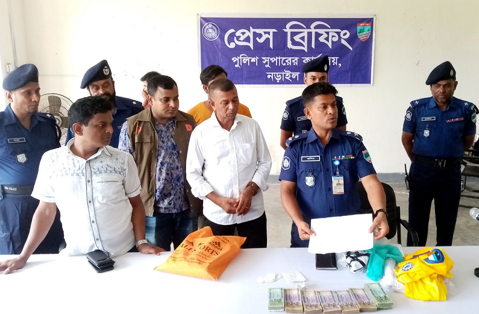 নড়াইলে এসপিকে ব্রাজিলের জার্সিতে ঘুষ দেয়ার চেষ্টা, আটক ১