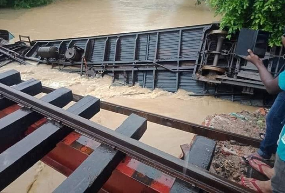 সেতু ঝুঁকিপূর্ণ হওয়ায় সিলেটের সাথে রেল যোগাযোগ ব্যাহত