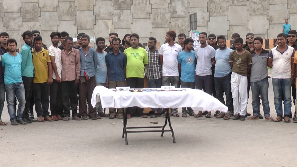 মহাসড়কে চাঁদাবাজির অভিযোগে আটক ১৯