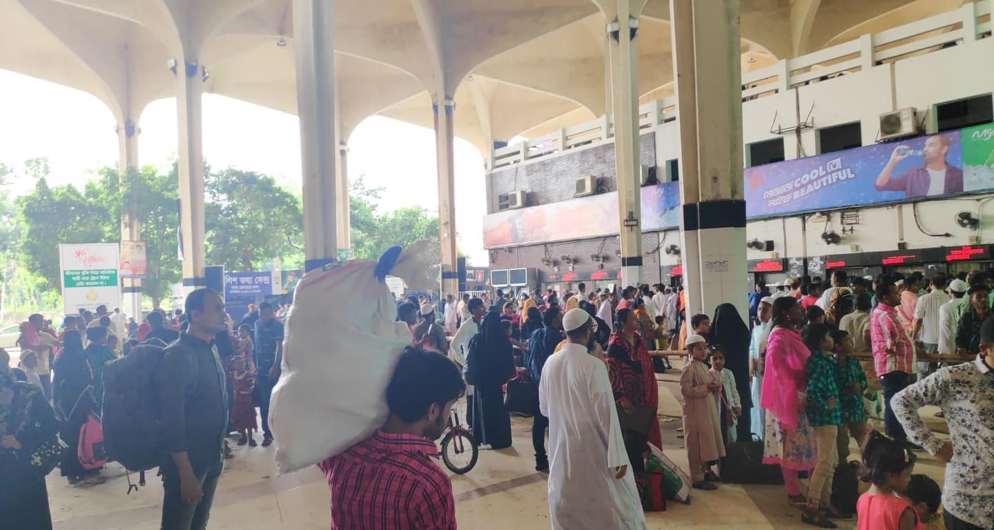 আজও রাজধানী ছাড়ছেন ঘরে ফেরা মানুষ