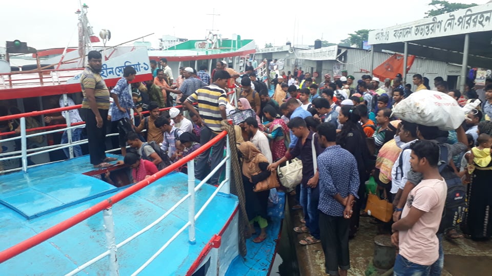 কর্মস্থলমুখো যাত্রীদের ভিড় কাঁঠালবাড়ি-শিমুলিয়া ঘাটে