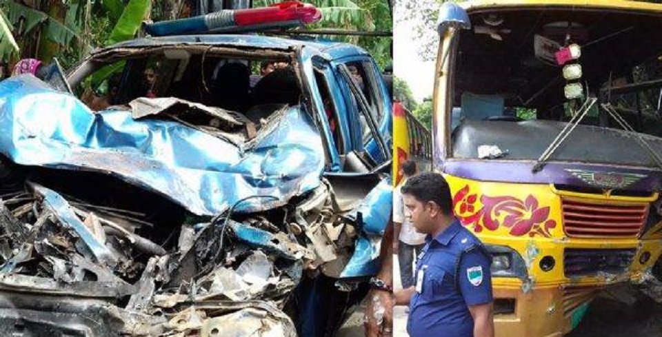 বাস ও পুলিশ পিকআপের মুখোমুখি সংঘর্ষ, আহত ১২