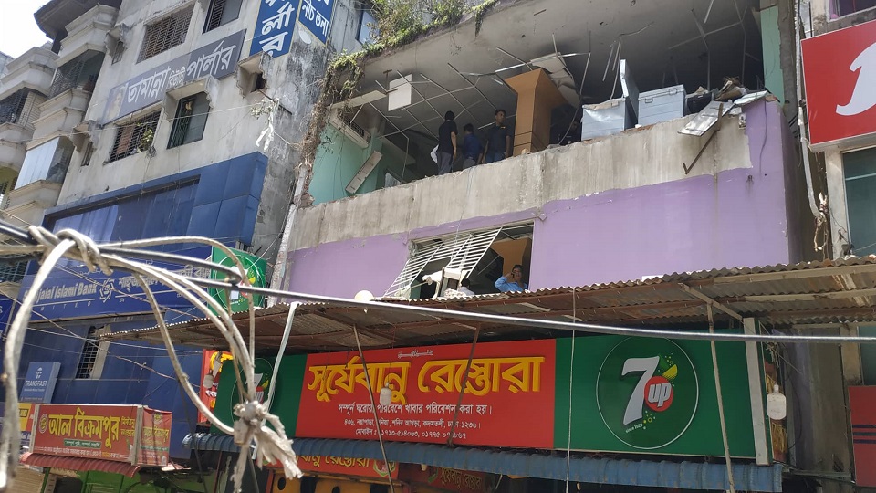 রাজধানীর শনির আখড়ায় দেয়াল চাপায় অটোরিকশা চালক নিহত