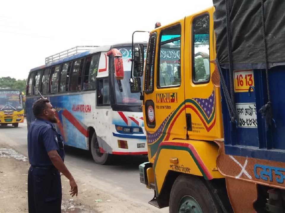 দৌলতদিয়া-পাটুরিয়া ঘাটে নেই যানবাহনের দীর্ঘ সারি
