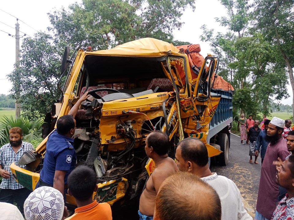 বগুড়ায় সড়ক দুর্ঘটনায় প্রাণ গেলো ৩ পরিবহন শ্রমিকের