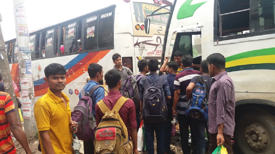 ঘরমুখো মানুষের ঢল, বাড়তি ভাড়া আদায়ের অভিযোগ