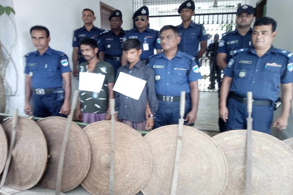 ঝিনাইদহে বিপুল পরিমাণ দেশীয় অস্ত্র উদ্ধার, আটক ২