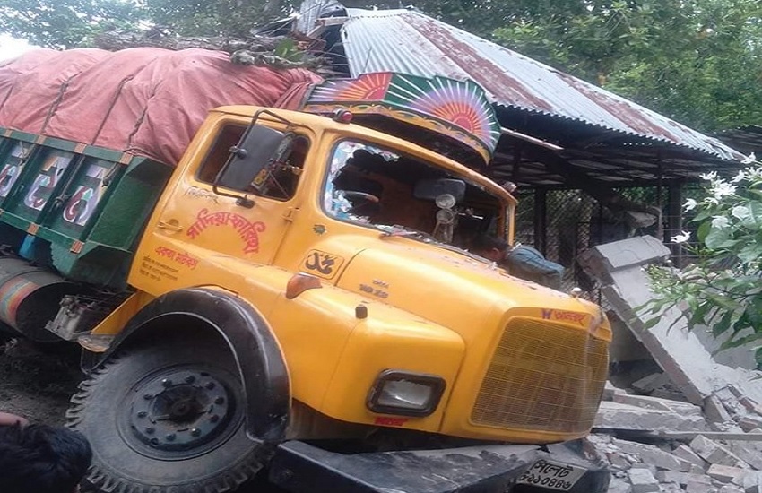 রাজবাড়ীতে নিয়ন্ত্রণ হারিয়ে ট্রাক মন্দিরে