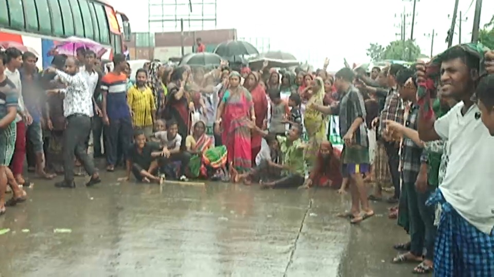 মাছ ধরা বন্ধের সিদ্ধান্তে ঢাকা-চট্টগ্রাম মহাসড়ক অবরোধ
