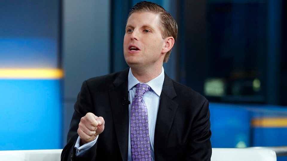 ট্রাম্পের ছেলের মুখে থুতু ছুড়লেন এক নারী