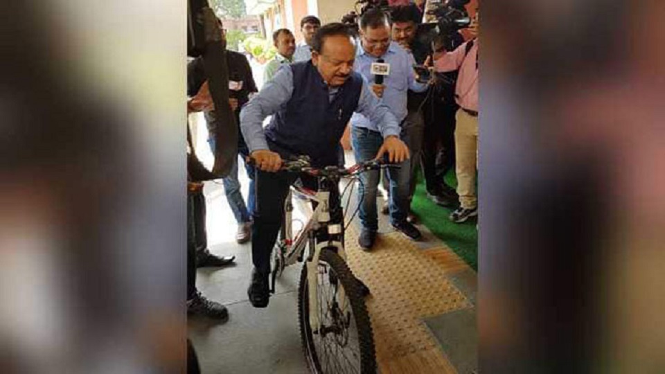 সাইকেলে চড়ে মন্ত্রণালয়ে এলেন মন্ত্রী