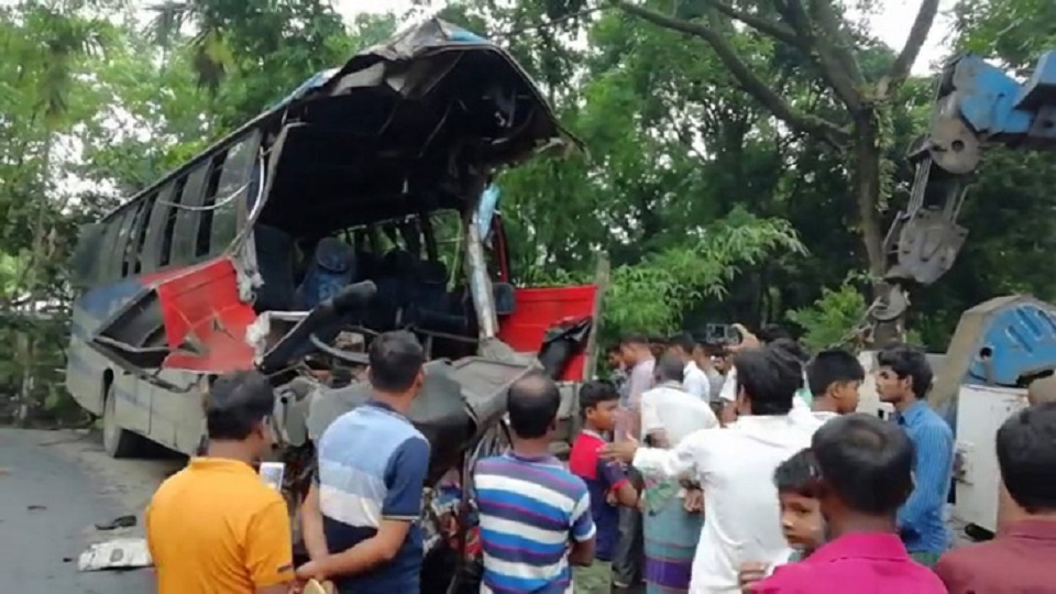 ঈদের দিন সড়কে ঝড়লো ২০ প্রাণ