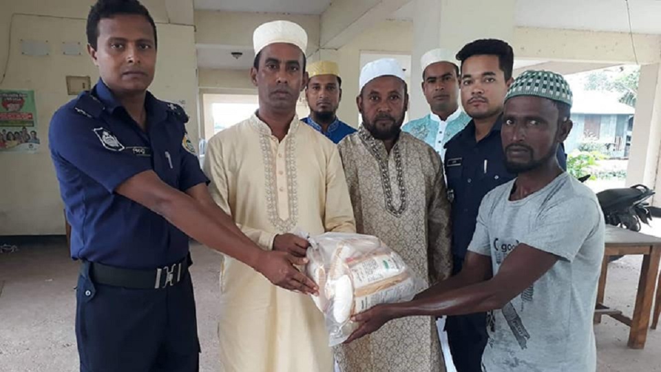 আত্মসমপর্ণকারী মাদকসেবীদের ঈদ সামগ্রী দিলেন ওসি