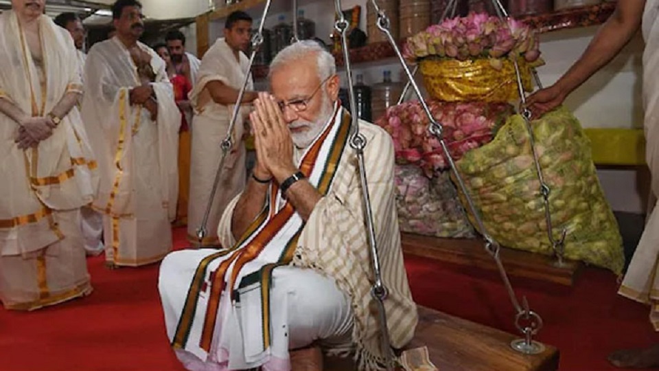 এক পাল্লায় মোদি অন্য পাল্লায় ১০০ কেজি পদ্ম