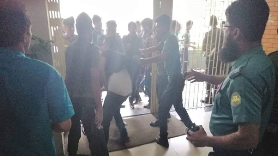 বিএসএমএমইউতে চাকরিপ্রার্থীদের ওপর পুলিশের লাঠিচার্জ, আহত ১৫