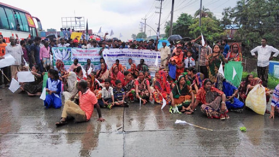 ঢাকা-চট্টগ্রাম মহাসড়ক অবরোধ করে জেলেদের বিক্ষোভ