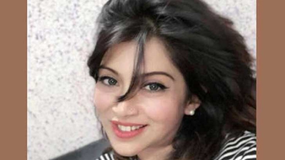 গাড়িতে ডিম ছুঁড়ে নারী সাংবাদিককে গুলি