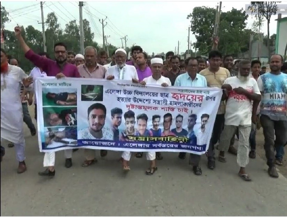 টাঙ্গাইলে কলেজছাত্রের উপর সন্ত্রাসী হামলার প্রতিবাদে বিক্ষোভ ও সড়ক অবরোধ