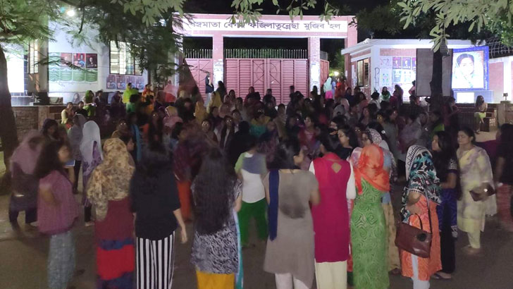 জাবিতে সিটের দাবিতে মধ্যরাতে ছাত্রীদের বিক্ষোভ