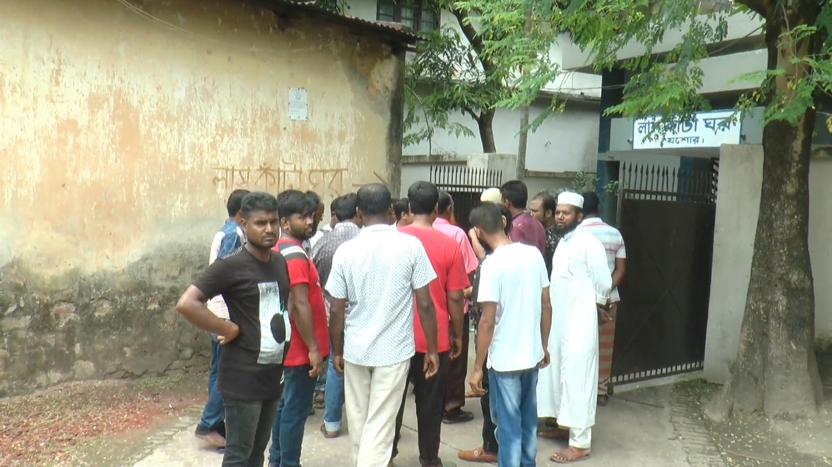 ফ্যানের সুইচ অন করতে গিয়ে বিদ্যুৎস্পৃষ্টে ২ শ্রমিকের মৃত্যু