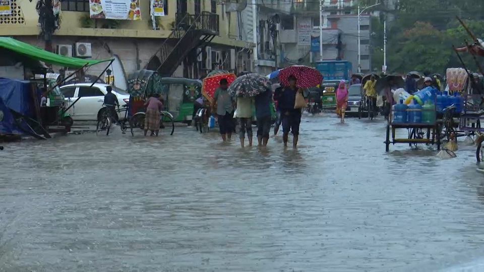 টানা বৃষ্টিতে বিপর্যস্ত বন্দর নগরী চট্টগ্রাম