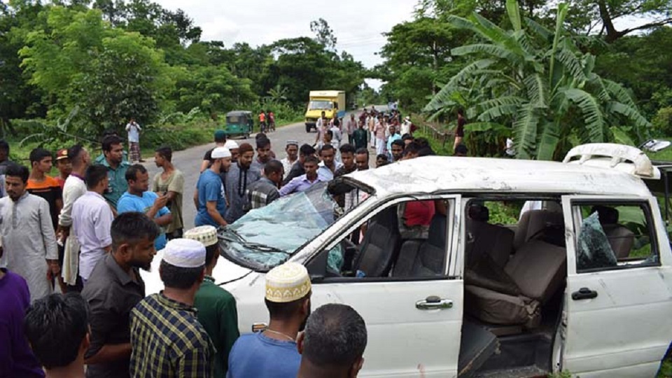বিয়ের অনুষ্ঠানে যাবার পথে সড়ক দুর্ঘটনায় মা-মেয়ে নিহত