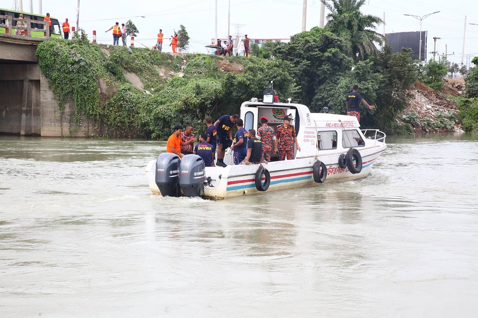 এখনো হদিস মেলেনি নদীতে পড়ে যাওয়া ট্যাক্সিক্যাবের