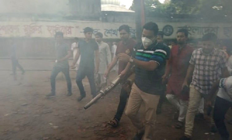 ঢাবিতে মশার ওষুধ ছিটালেন ছাত্রলীগ সাধারণ সম্পাদক