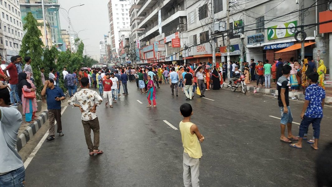 চুরির অভিযোগে পোশাক শ্রমিককে পিটিয়ে হত্যা, রাস্তা অবরোধ
